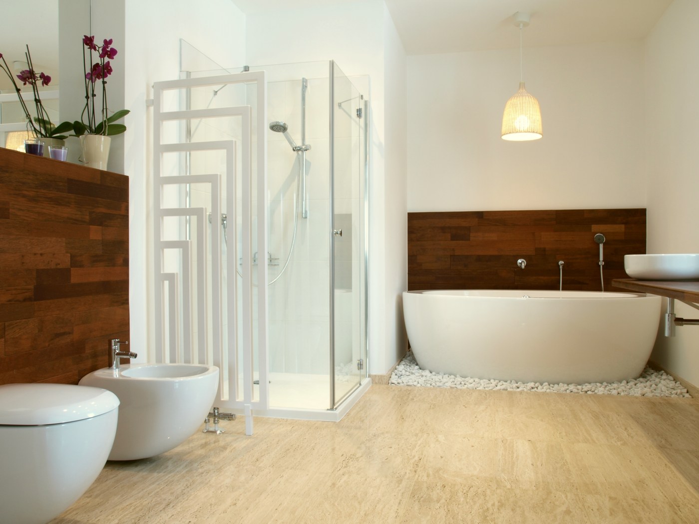 Helles Bad mit freistehender Badewanne und verglaster Dusche