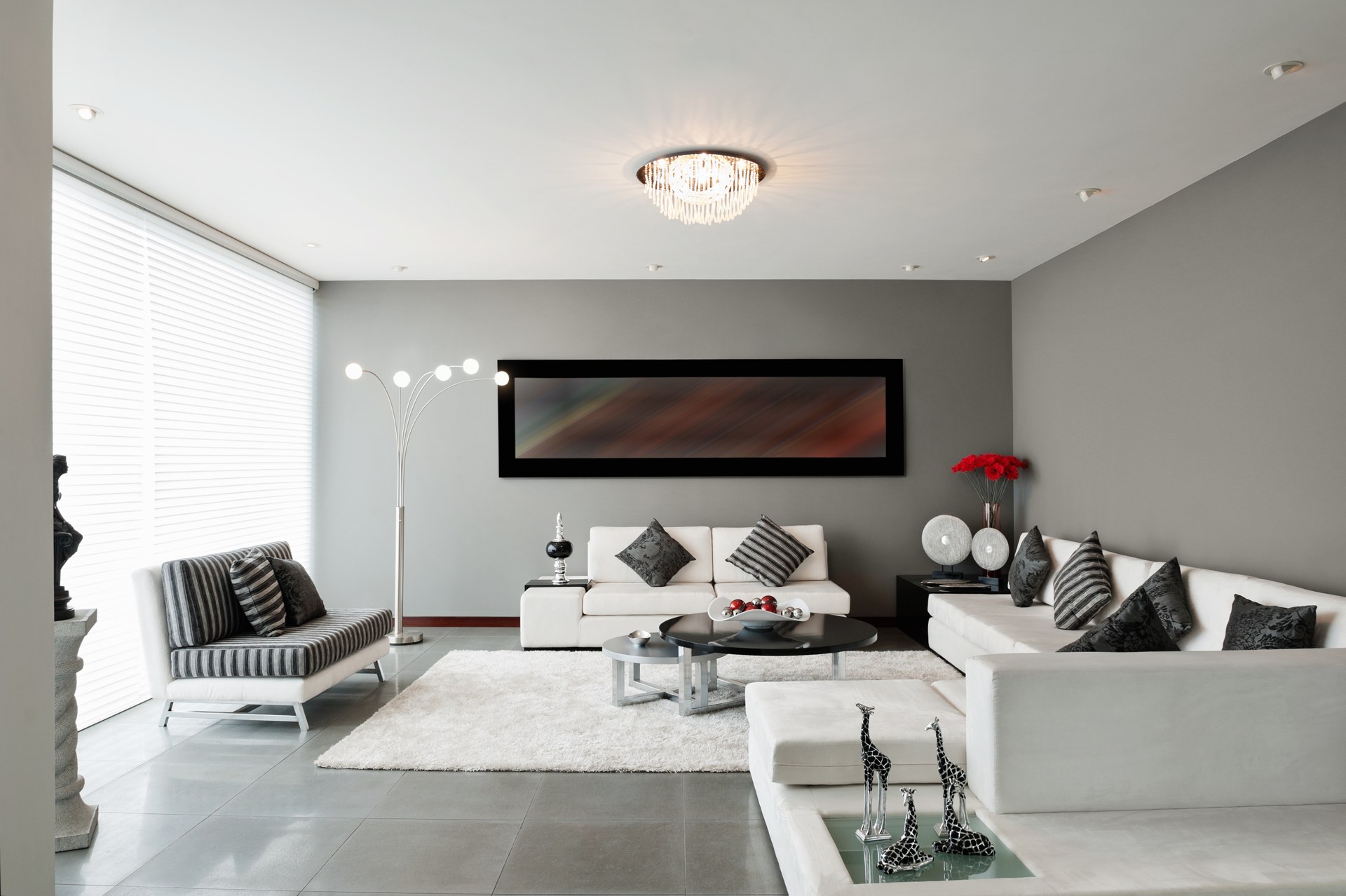 Heller Wohnraum mit weißen Sofas und großzügiger Fensterfront